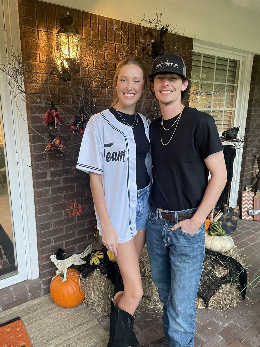 SadieKnoll's tweet photo. @ParkerMcCollum and Hallie Ray is the only way to go on this fine halloween night!! 🖤✨🤠 miss u P! don’t forget about me and @beachgirl_32 we will see you soon!! https://t.co/cFVNlFj2fZ