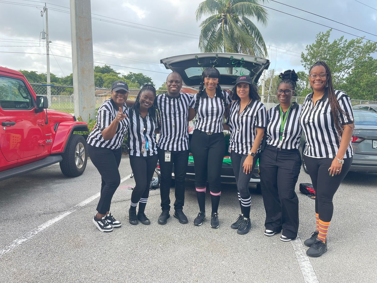mhe1671's tweet photo. C. Robert Markham Elementary School Literacy parade &amp; Trunk or Treat was a complete success. #MockingbirdPride #LiteracyParade #GoingForTheGold @RonnieF1988 https://t.co/iNBUcj4wAj