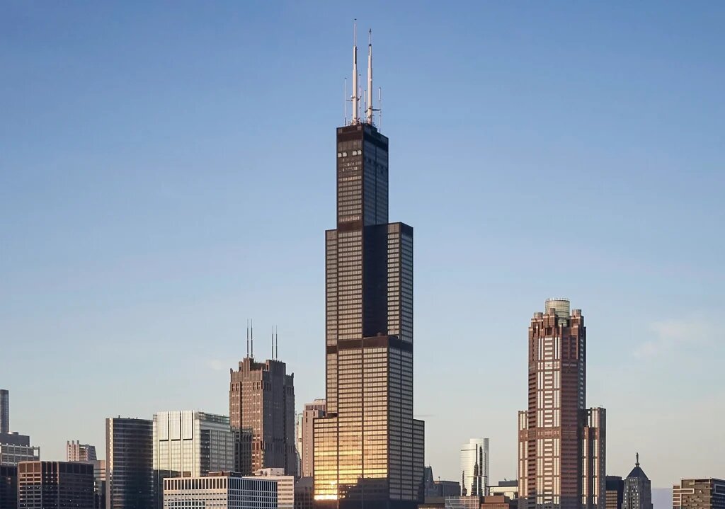 lexurbangroup's tweet photo. Torre Willis: el rascacielos icónico de Chicago. Maravilla arquitectónica y una proeza de ingeniería. Su diseño innovador y su impacto duradero en el paisaje urbano de la ciudad. Antes conocida como Torre Sears, fue creación de Bruce Graham 
#architecture  #TorreWillis #Chicago https://t.co/EpovHDnblp