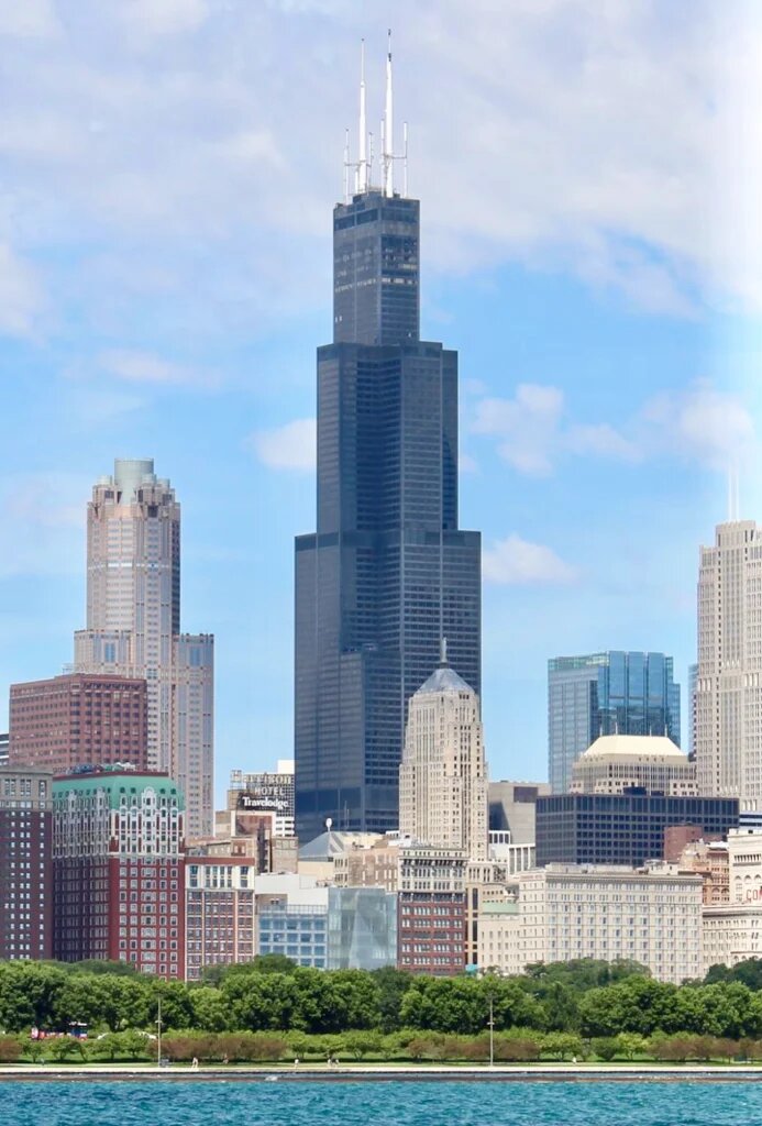 lexurbangroup's tweet photo. Torre Willis: el rascacielos icónico de Chicago. Maravilla arquitectónica y una proeza de ingeniería. Su diseño innovador y su impacto duradero en el paisaje urbano de la ciudad. Antes conocida como Torre Sears, fue creación de Bruce Graham 
#architecture  #TorreWillis #Chicago https://t.co/EpovHDnblp