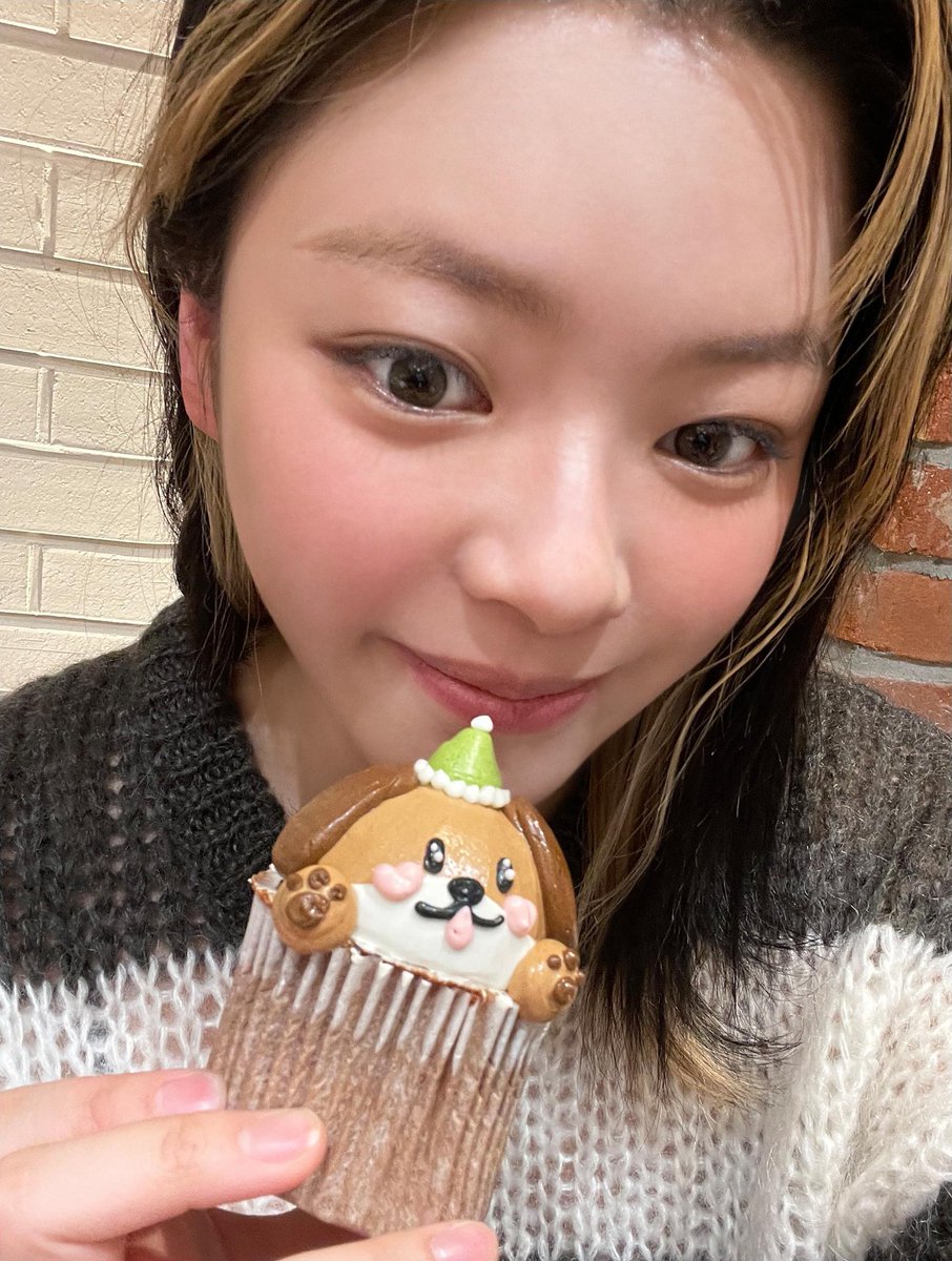 godmitzu's tweet photo. JEONGYEON BIRTHDAY SELCA SHE'S SO CUTE https://t.co/Qy8k9g1VLW