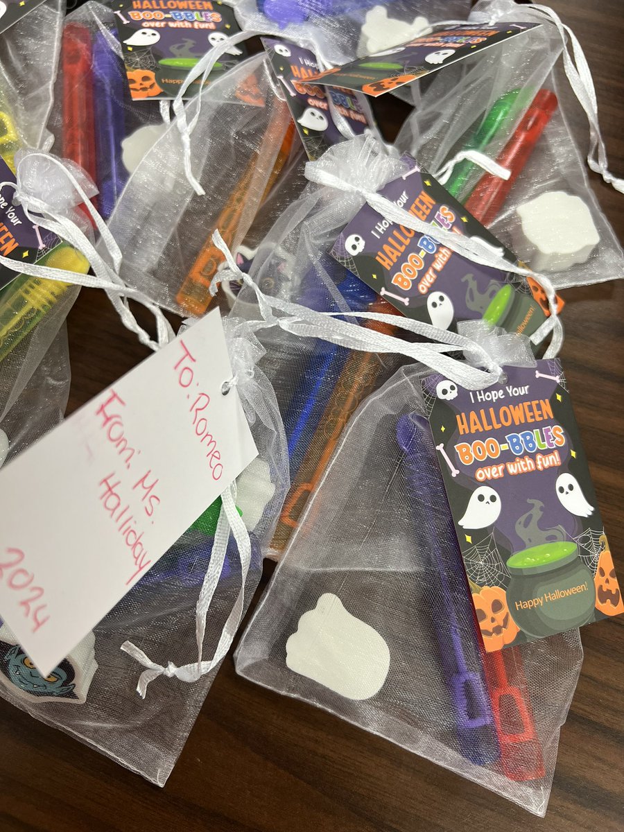 Ms. Halliday 🍎 tweet media