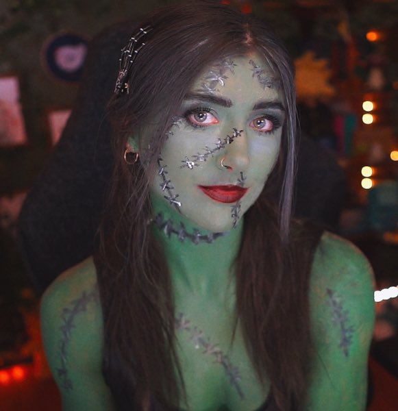 heyitsmaisy_'s tweet photo. ahhhhhh IT’S a-LIVE !!!! Get it?? Anyways, happy Halloween! I’m live on Twitch for the evening!!! 💚 https://t.co/jEOd7DStVa