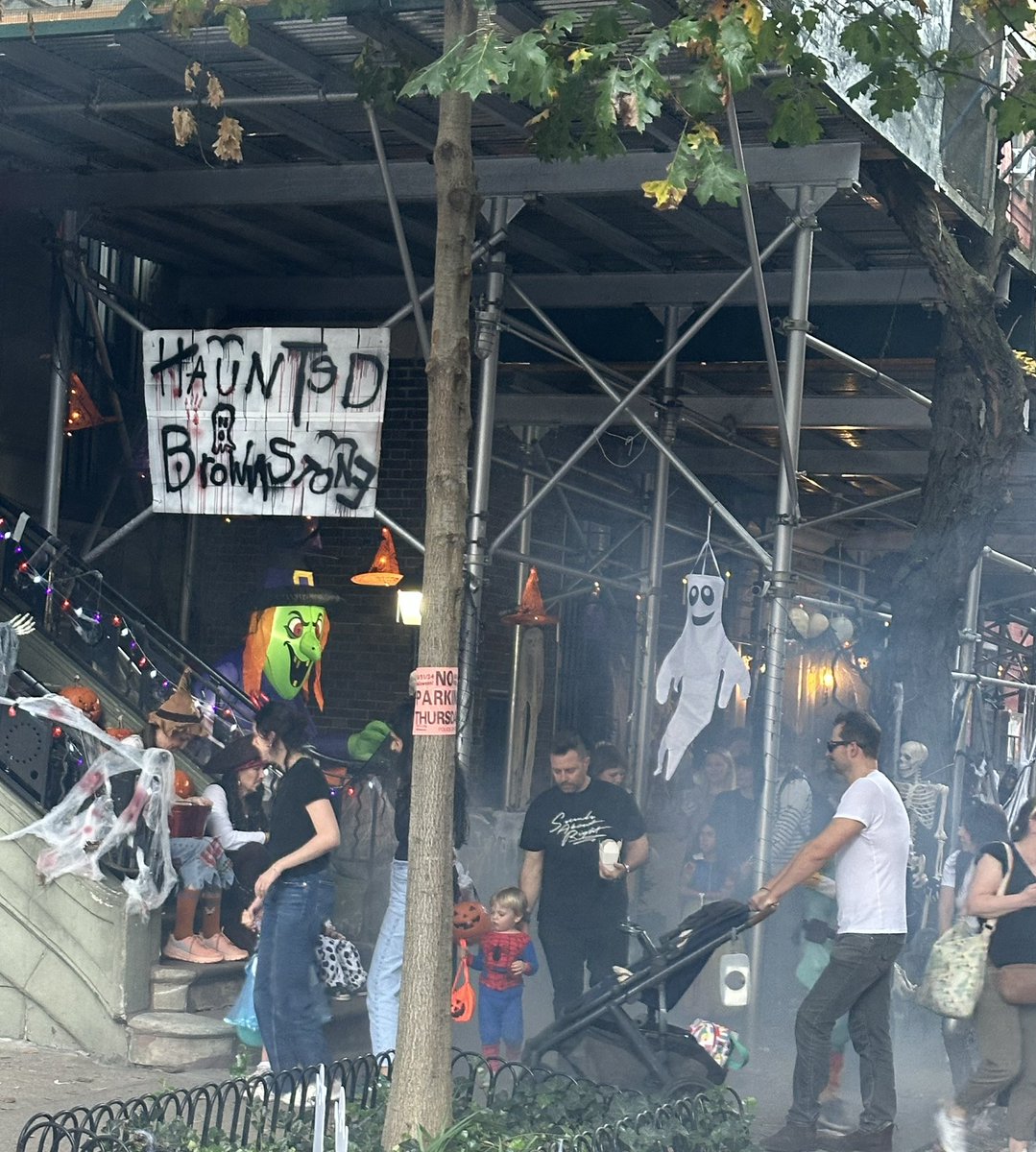 There were no awesome 2019 IMPEACH jack o’lantern displays this year (that was before TFG’s FIRST impeachment, for those keeping track) but the W. 69th St Block Association absolutely didn’t disappoint in any way with their awesome annual Halloween block party! 🎃