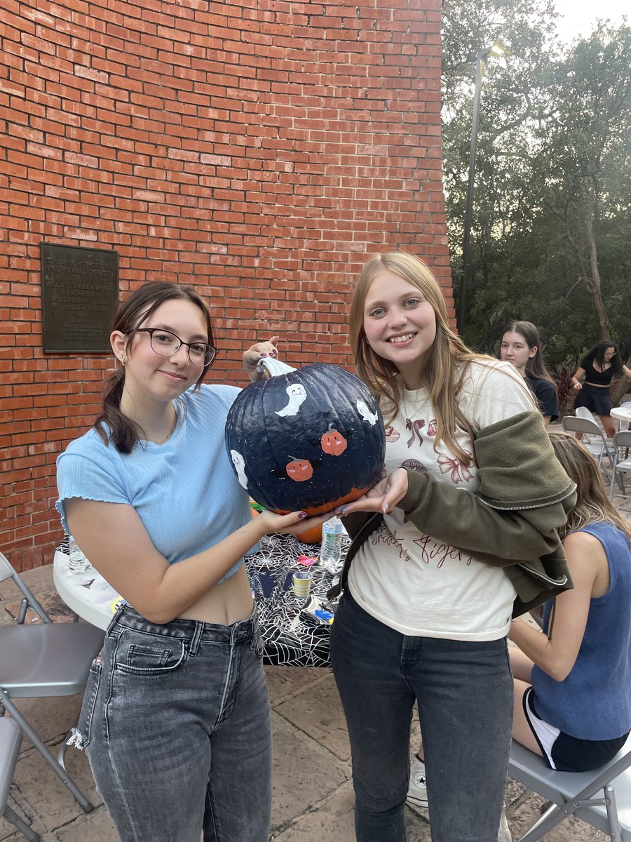 TrinityUAlumni's tweet image. In partnership with the Trinity University Student Ambassadors, our First-Year Pumpkin Party provided a festive evening of fall fun for our incredible first-year students and young alumni! 🎃 

#Halloween #HappyHalloween #TrinityUAlumni #YoungAlumni #TrinityUniversity