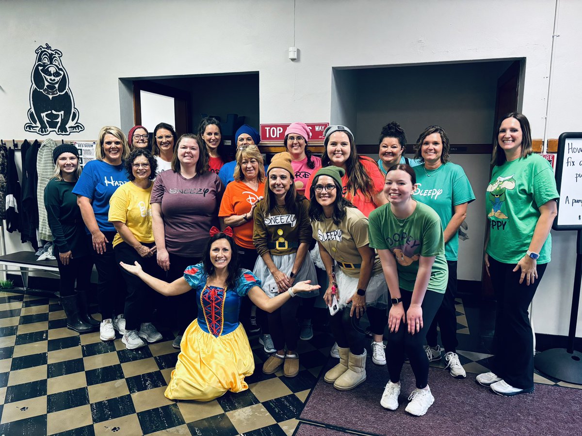 MrsLaceyMoore4's tweet photo. Halloween with heavy rain, no power for hours, and an unplanned early dismissal at lunch time... 
And this team still finished the story with a happy ending! 🐾 🎃 🐾 https://t.co/2NakBoxIbL