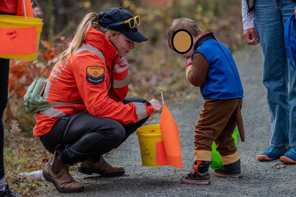 HalifaxSAR's tweet photo. Being a #GSAR volunteer means helping those in our community- even if this help means finding just the right chocolate bar. Thanks to Jessica for taking the time to help make the proper selection with this little one during a recent halloween event. https://t.co/xx1UIRuNYF