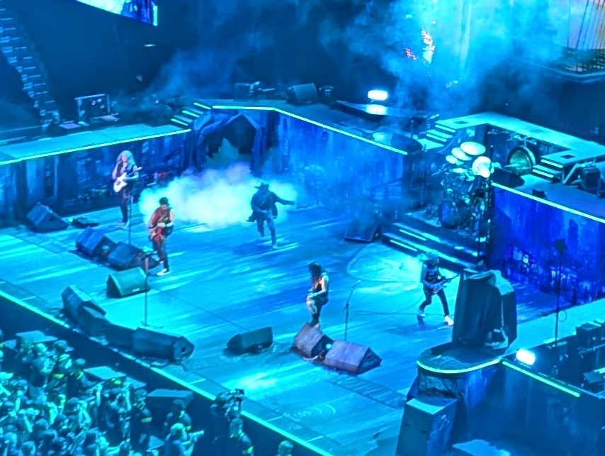 41 years after my first Iron Maiden show at the Montreal Forum, yesterday at  Bell Centre with my daughter (never imagined this 😍) 👇