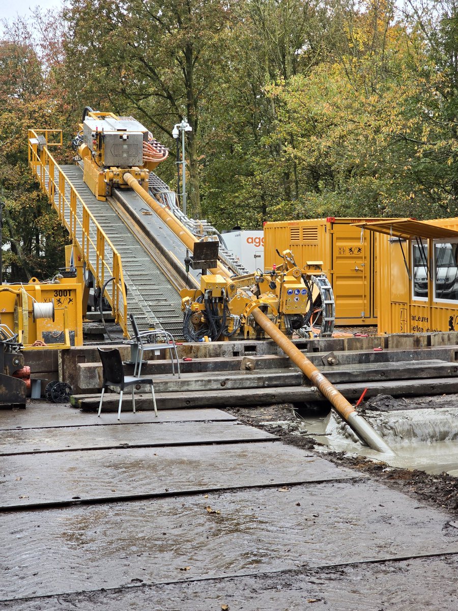 Vandaag wezen kijken ter hoogte van viaduct Diependaalselaan, waar met een enorme machine een buis voor hemelwaterafvoer 1100 meter onder de hei door wordt geboord, naar de nieuwe bassins langs de a27. Zie ook gnr.nl/actueel/projec…