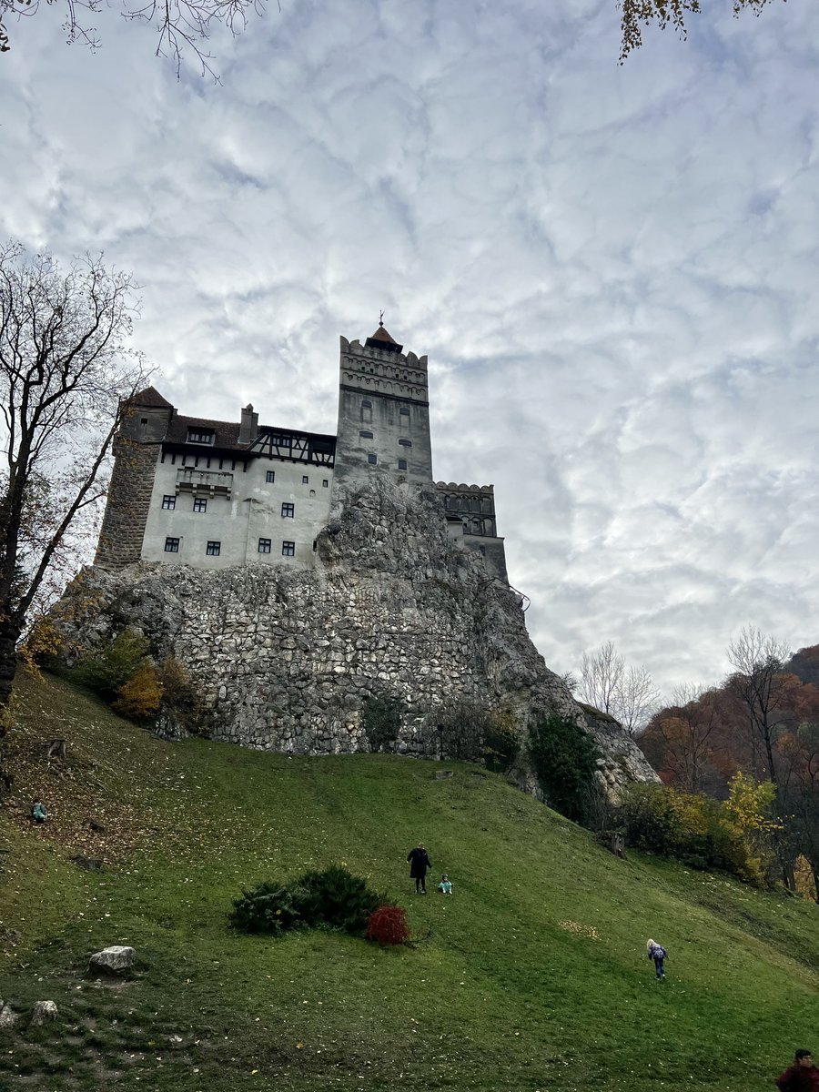 JourneysofJames's tweet image. Happy Halloween from Bran Castle in Transylvania - the castle very tenuously linked to Vlad the Impaler🧛. As usual my Brompton enthusiast costume had people fleeing on sight, but the entrance queue was the scariest thing I saw.