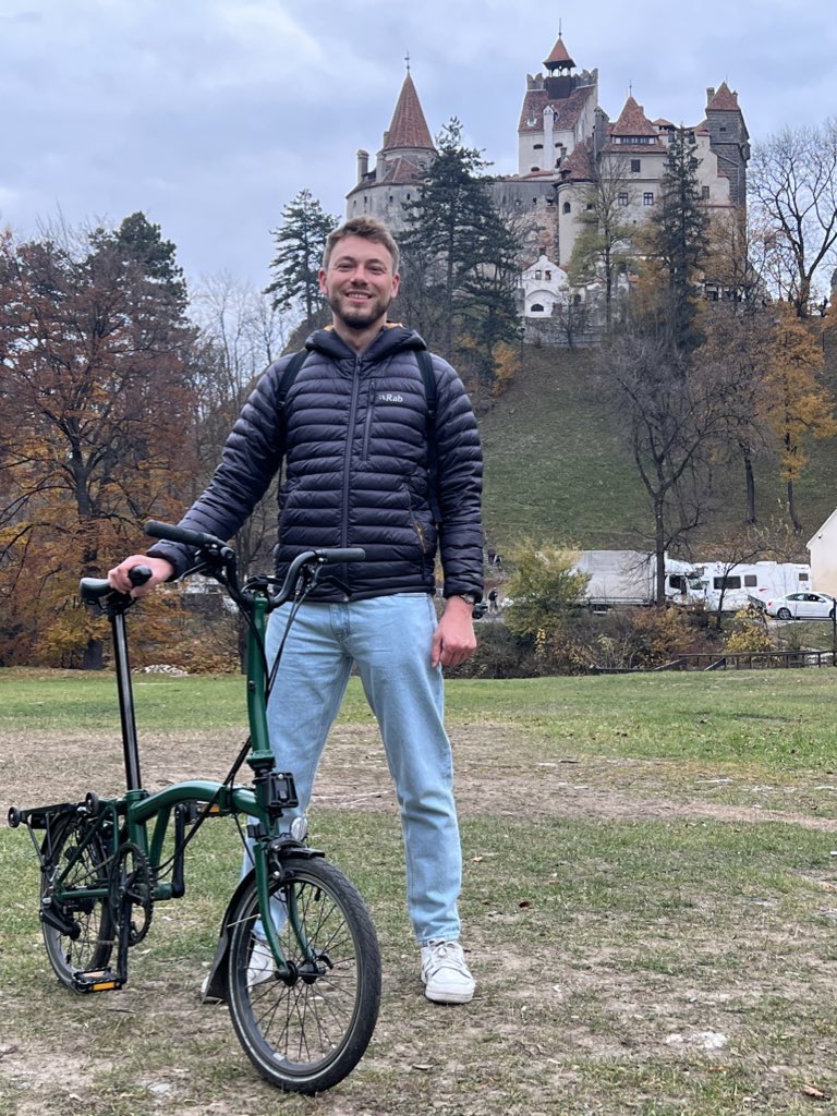 JourneysofJames's tweet image. Happy Halloween from Bran Castle in Transylvania - the castle very tenuously linked to Vlad the Impaler🧛. As usual my Brompton enthusiast costume had people fleeing on sight, but the entrance queue was the scariest thing I saw.