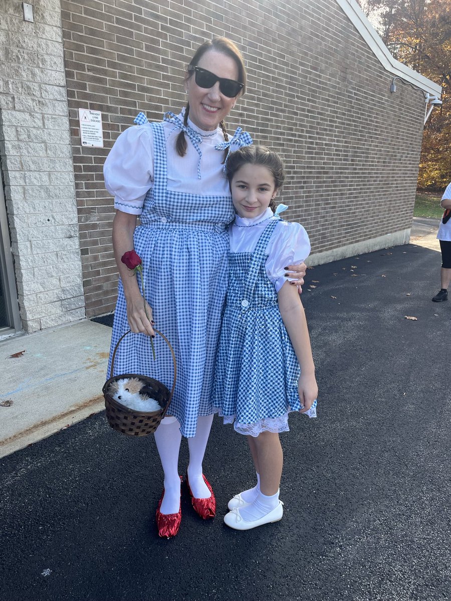 We followed the yellow brick road &amp; found Snow White &amp; her dwarfs at Veeder Elementary School ⁦⁦<a href="/csd_south/">SouthColonieCSD</a>⁩