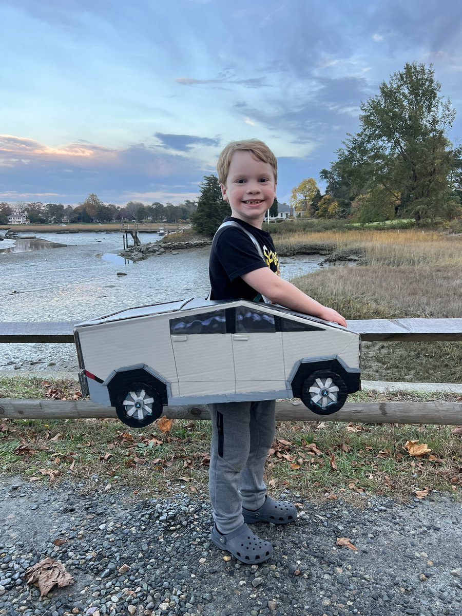 nervousnerdess's tweet photo. I was going for “Best Cybertruck costume in the USA” and I think I nailed it, but I feel that @elonmusk should decide. My son LOVES it! Happy Halloween! 🎃 

@Tesla #halloween2024 #tesla #cybertruck https://t.co/XVGufOM0LM