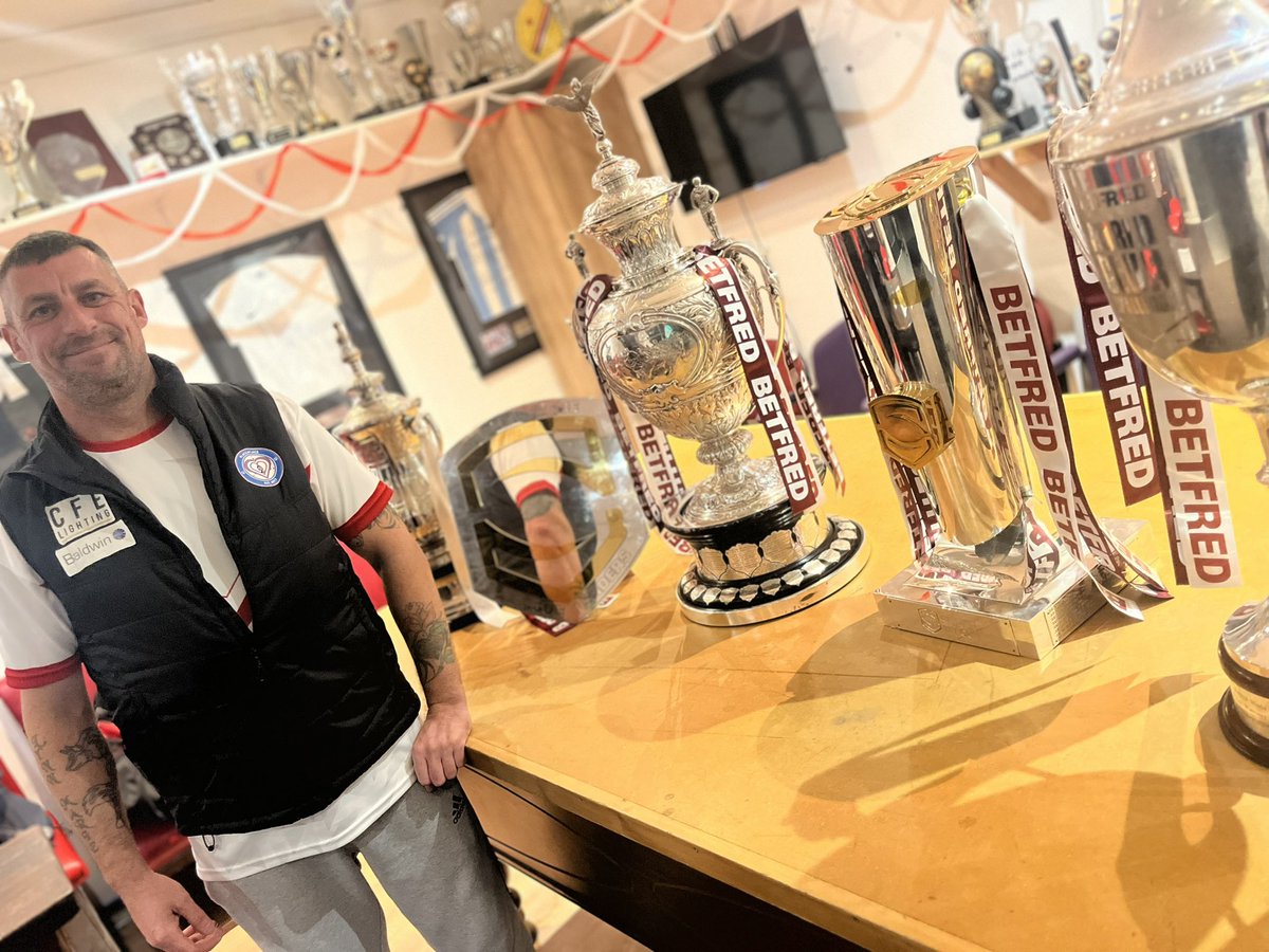 Place2placeFC's tweet photo. Ben has waited since he was 10 years old to complete his photo collection, the league leaders shield the last one he needed many thanks @WiganWarriorsRL @wigan warriors foundation
Donation incoming โบ๏ธโบ๏ธโบ๏ธ made some lads night
#Wellbeing #Men #Place2Place https://t.co/87jXB46yRa