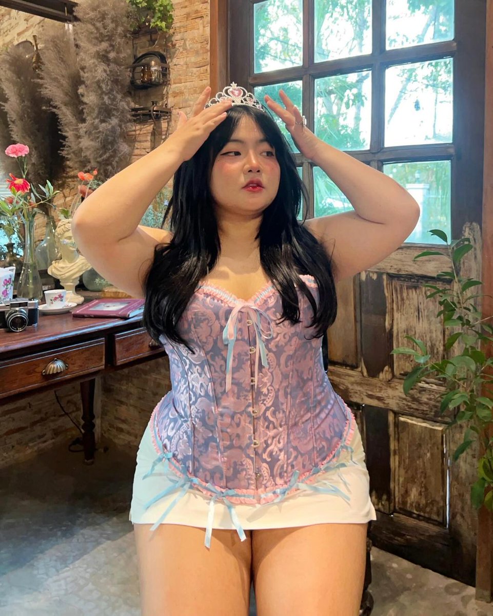 Uma princesa sabe usar uma colher
Tem mil(quatro) sapatos para escolher o que quiser
Tem conduta exemplar, é discreta ao jantarkkkkkkkllllllllkl me perdi tá liberada a balada já?