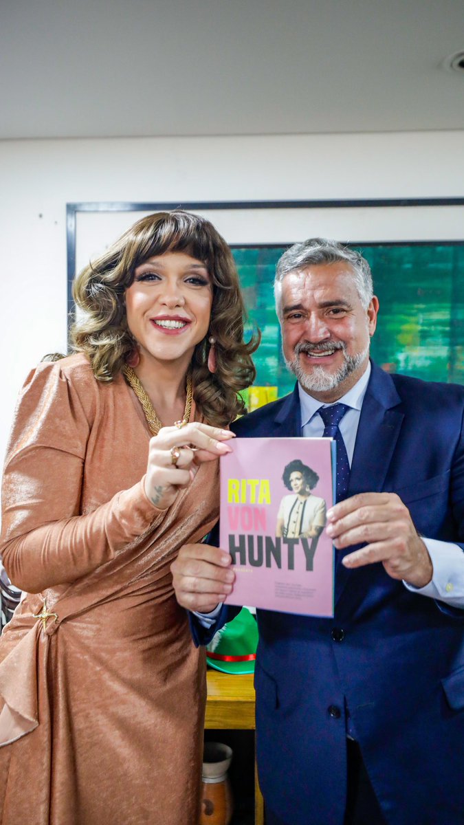Pimenta13Br's tweet photo. Vai ter Rita Von Hunty na TV Brasil! 
 
“Como Nascem os Heróis” é a nova série da @TVBrasil, um projeto inédito que vai contar a história dos nossos grandes heróis e heroínas brasileiras com um olhar reflexivo sobre a nossa identidade nacional. A série chega à programação em março do ano que vem e será apresentada pela brilhante Rita Von Hunty, então já sabemos que vai ser sucesso!

📸: @LucasLeffa