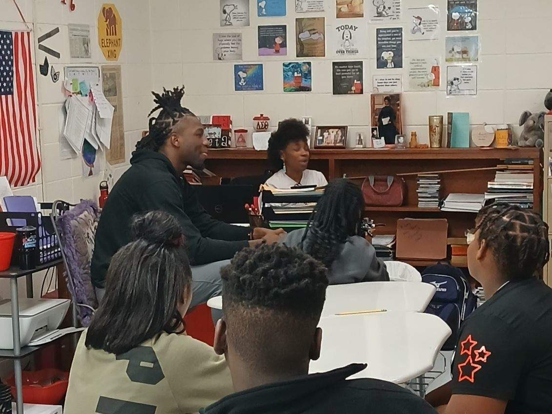 RhemaCaleb8's tweet photo. NFL Player Ro Torrence visited former teacher! https://t.co/ziVW7V2pL2