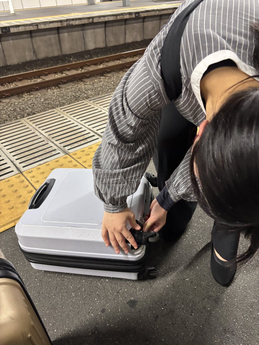 ogamami323's tweet photo. ついに明日になりました！！

本日朝4時に家を出て、
ちほちゃんと徳島入りです😇
ちなみにちほちゃん、 旅の序盤に
キャリーケース破損しました🤣🤣🤣

申し込み忘れの方、
予定が空いてしまった方、
まだまだお待ちしております🙇‍♀️
当日飛び入り参加も大歓迎です！
申し込みは下から⬇️ https://t.co/R7O7CV4wvq
