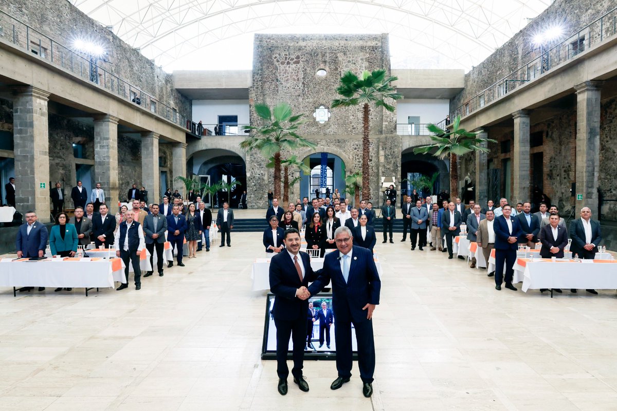 snteseccion32's tweet photo. El Srio. Gral. del #SNTE y el director general del ISSSTE, Martí Batres, sostuvieron un diálogo abierto con 54 dirigentes magisteriales de todo 🇲🇽, para identificar y proponer soluciones a las problemáticas en servicios médicos y seguridad social.

#SNTE32 #EquipoPolítico https://t.co/zwcFGyiDpq