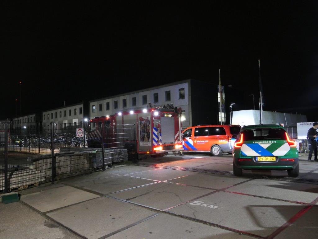 Brandweer rukt groot uit voor brand AZC Achtersluispolder
