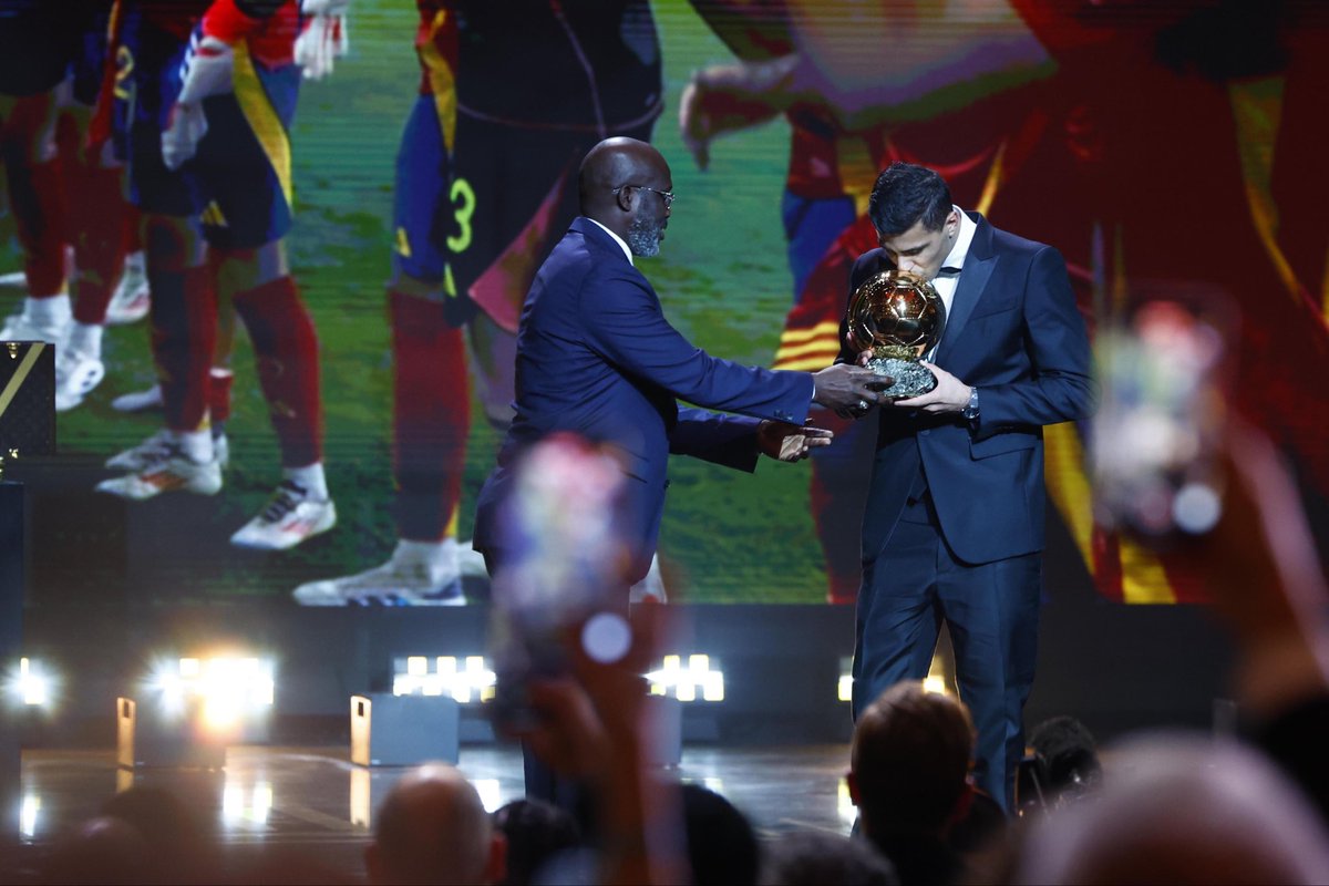 Lockdown_Sports's tweet photo. 1st Manchester City player to win Balon d’or

Rodri
🇪🇸 | 🏴󠁧󠁢󠁥󠁮󠁧󠁿 
©️ 2024 https://t.co/FGSl8WD20d