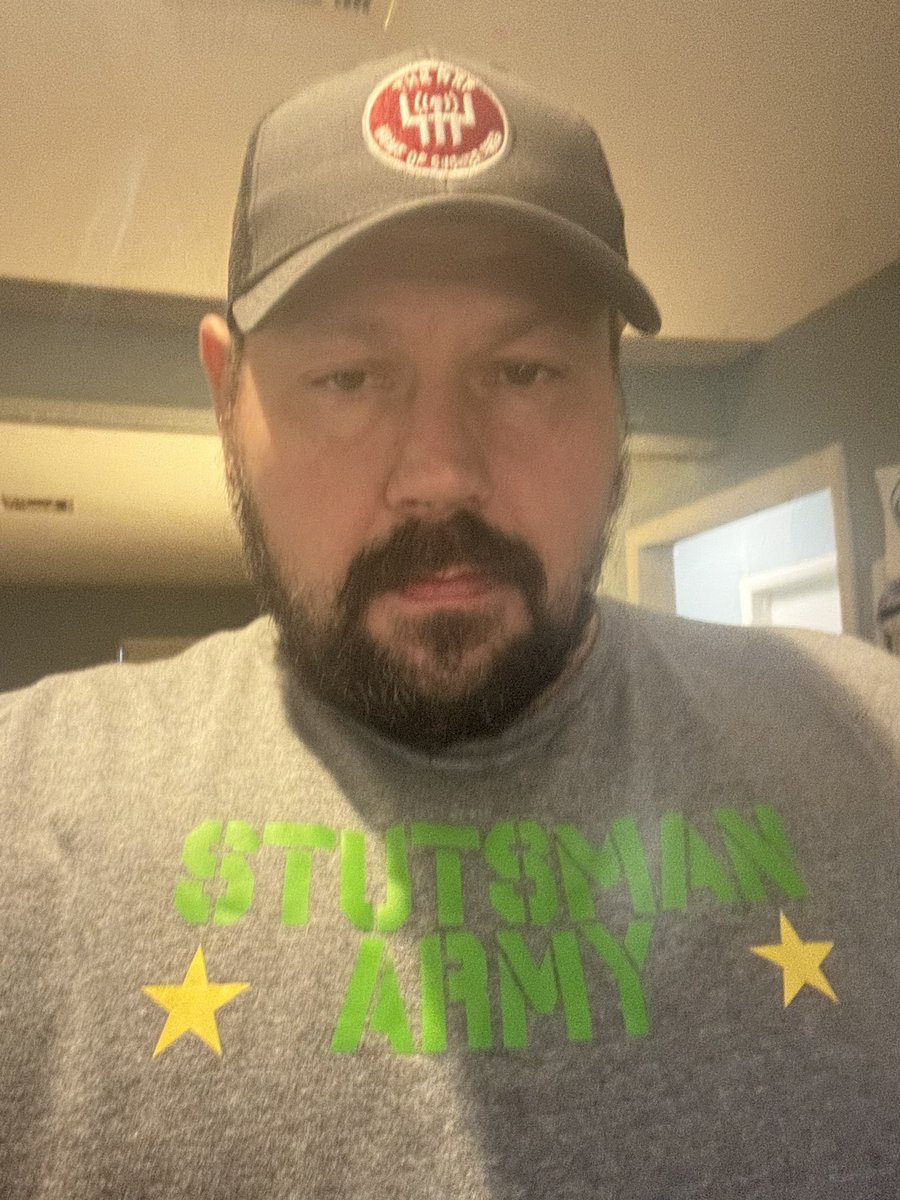 Eskimokie36's tweet photo. I’m dressed as my Twitter account for tonight. #RefArmy #StutsArmy https://t.co/RxTTDatsCR