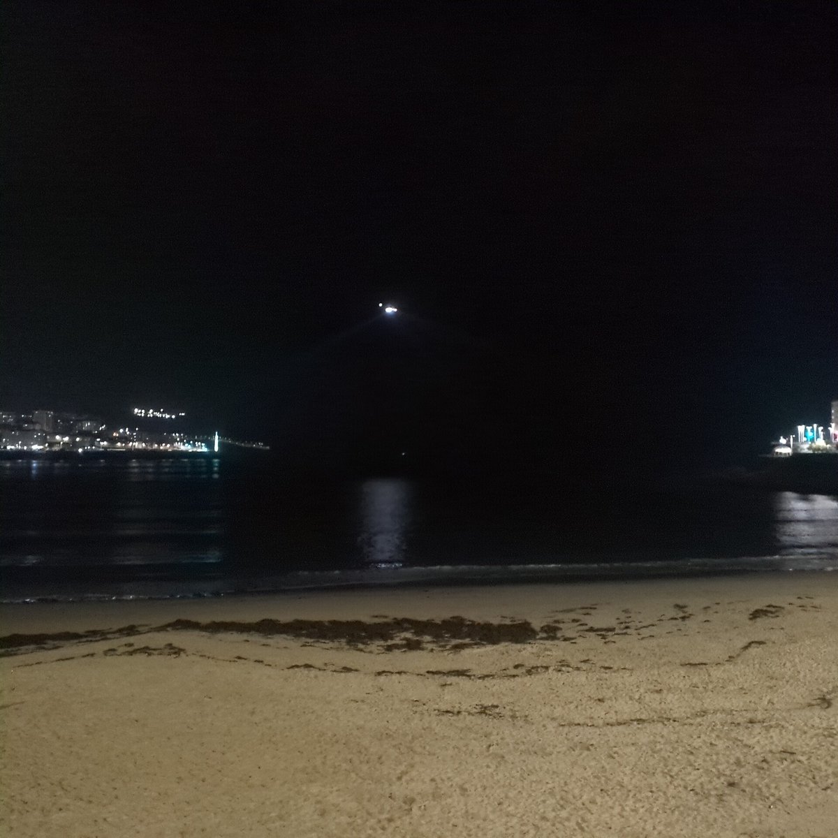 Fer_de_Lomb's tweet photo. @silcerino  por qué está el helicóptero entre Riazor y el Orzán? https://t.co/F24YDMi716
