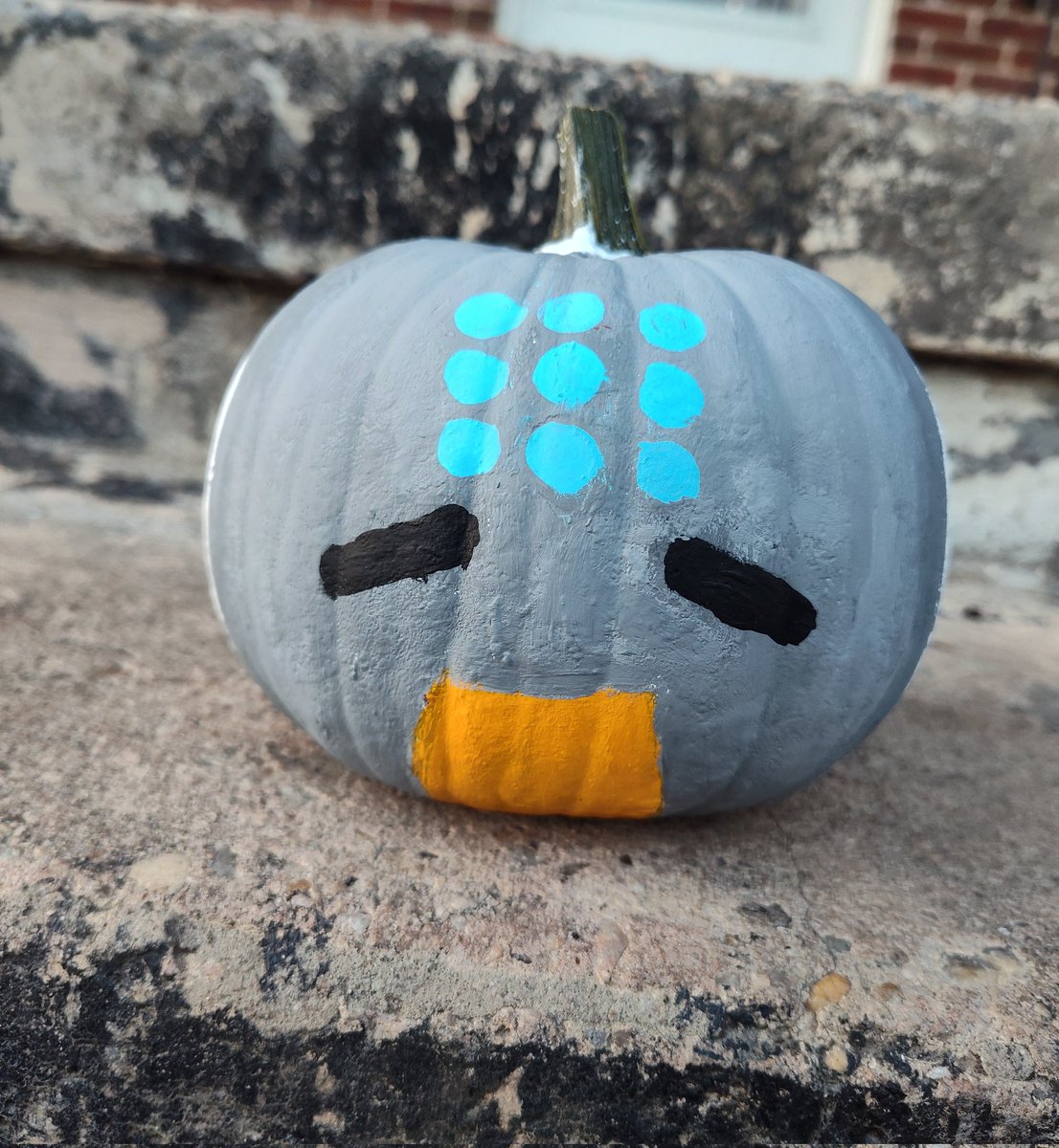 vastzaba's tweet photo. painting pumpkins is hard https://t.co/Cn0wuJczap
