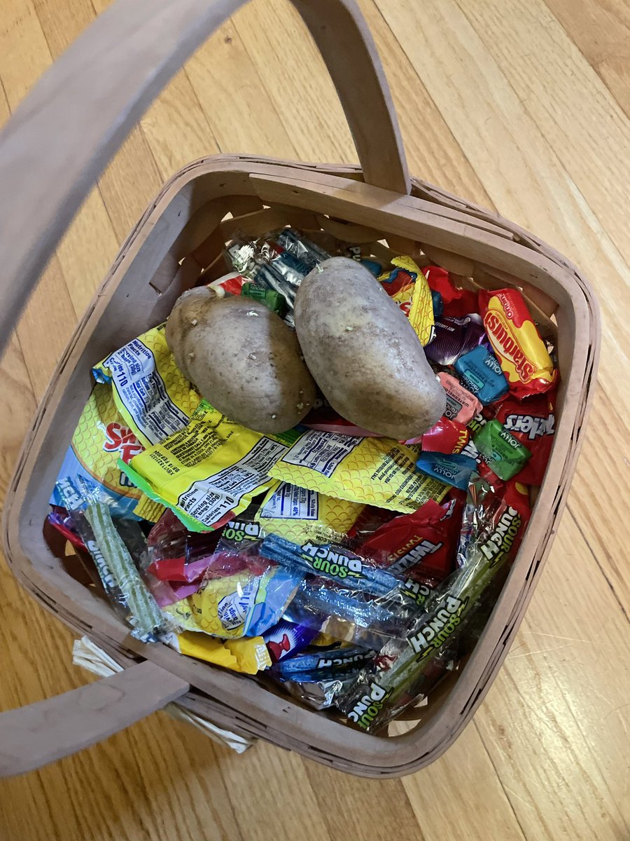 BethieSunshine's tweet photo. Candy or Potato? So far I’ve give out a dozen potatoes. 

Candy: 2 
Potato: 12 https://t.co/bx2PCYUS1R