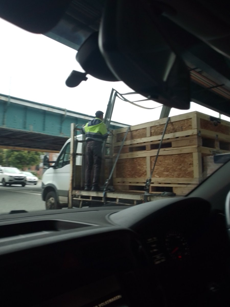 YOU CANT PARK THERE, MATE

📸 <a href="/trego_aleid/">trego</a>