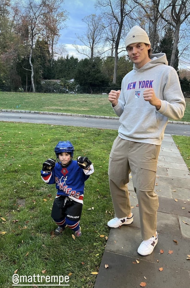 Jonathan Quick's son, dressed as Matt Rempe for Halloween, poses for a photo with Matt Rempe 🫶

(via jacquick24/IG)