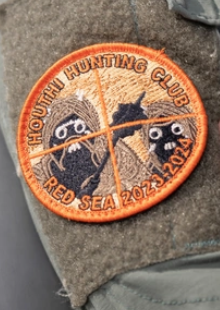 klipnewsorg's tweet photo. Official U.S. Navy photo of a Lieutenant wearing a "Houthi Hunting Club" patch on his uniform.

"The patch signifies the squadron's operational achievements and heritage," DOD caption says.

h/t @jaredbkeller https://t.co/QOSh1kcIR5