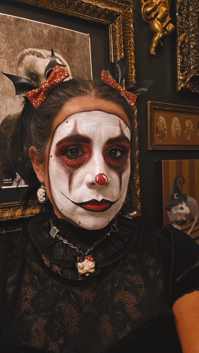 Last halloween face of the season!!! I decided to do a fun clown face cuz I was gonna be around kids and now I've realized I no longer know what's frightening and what isn't 💀💀💀💀🤣🤣🤣🤡 Sorry kids! 🤣 
HAPPY HALLOWEEN!!!🎃👻🤡🦇🖤