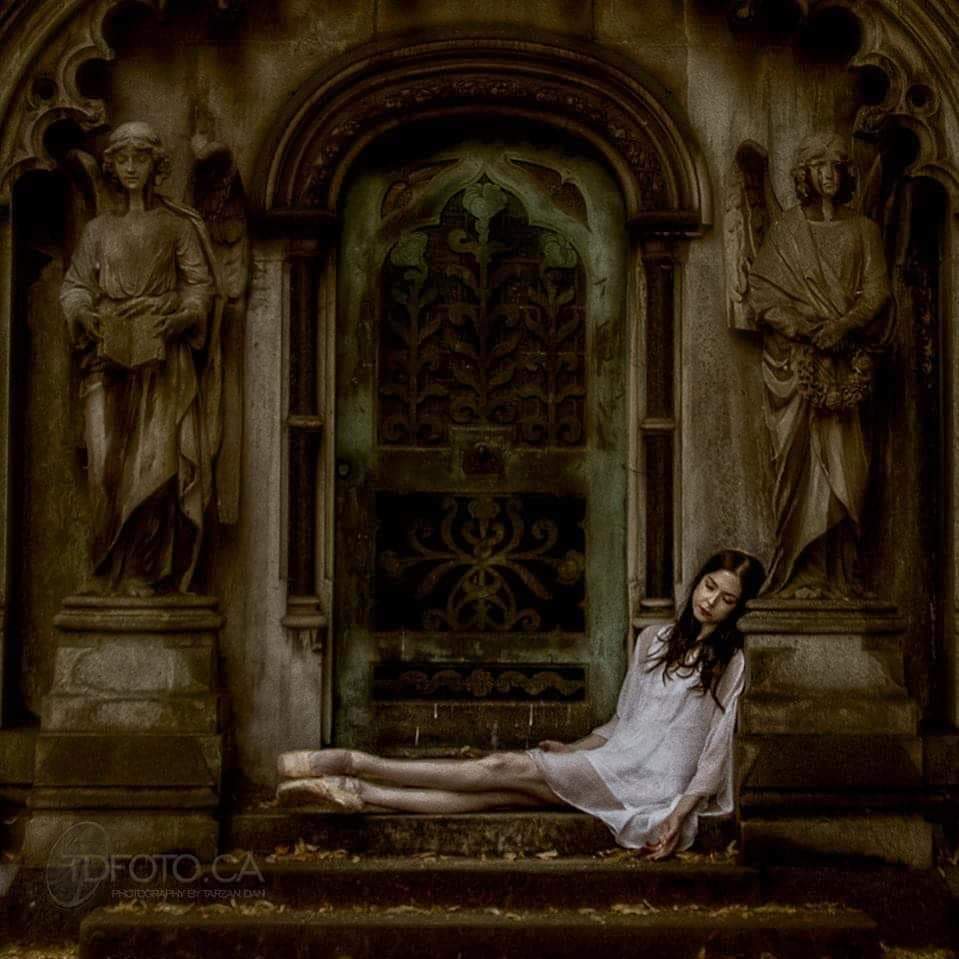 TDFotodotca's tweet photo. #HappyHalloween 
Principal Dancer Bridgett Zehr and I have always had fun creating spooky images. Cheers @TarzanDan @TDFotodotca https://t.co/DvC2yYjCwa
