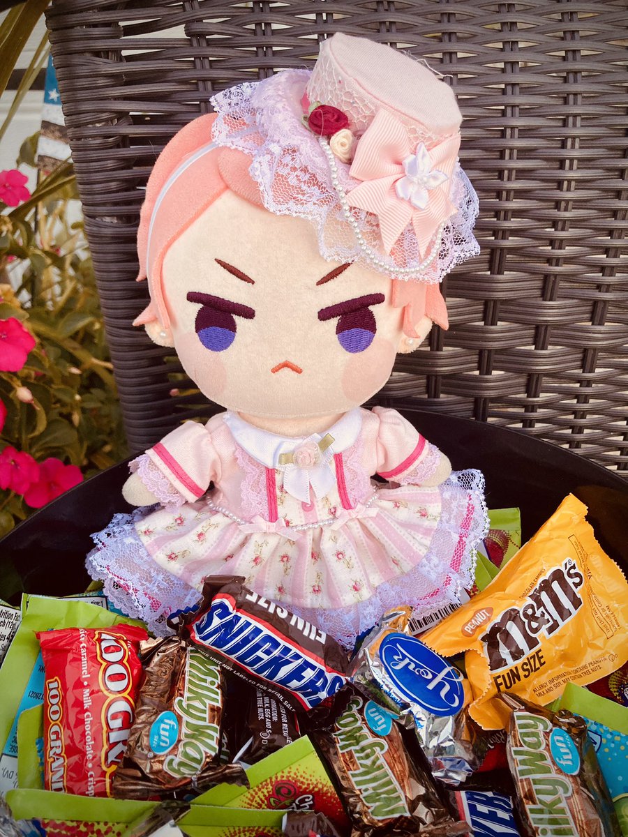 ShuglysWorld's tweet image. Trick or treat~