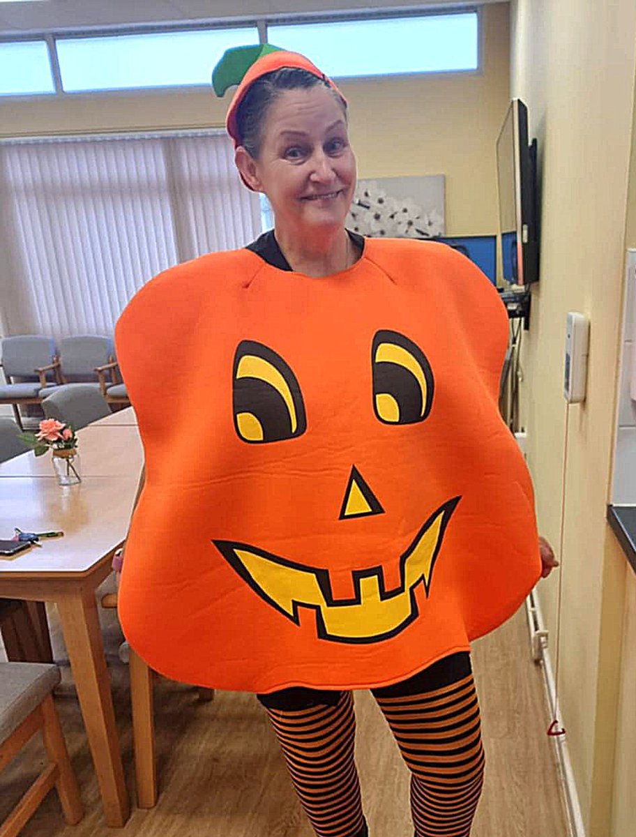 𝗧𝗵𝘂𝗿𝘀𝗱𝗮𝘆 𝗚𝗿𝗼𝘂𝗽 𝗪𝗮𝗹𝗸.... 𝗛𝗮𝗹𝗹𝗼𝘄𝗲𝗲𝗻 𝘀𝘁𝘆𝗹𝗲!! 🎃🦇👻😂

It was Derbyshire CT Rachel's last day and she wanted to go out with a bang 💥! So Paige, Tracey and the service users joined in the fun! 🕸️

🤣 We definitely got some looks when out walking!! 🎃🚶‍♂️
