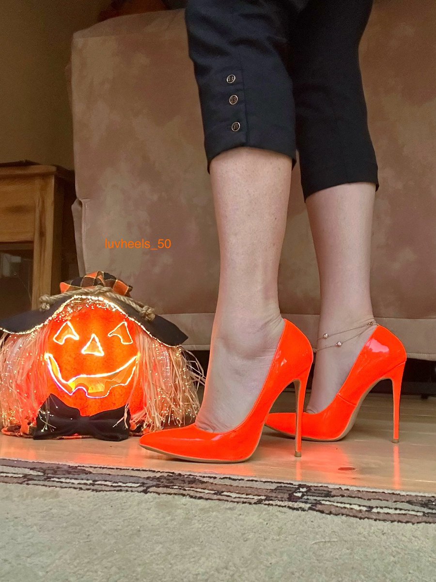 luv_heels's tweet photo. #luvshoes #highheels #halloween #heels #thursdayvibes #officeheels #neonorange #shoes #stilettos #orange 🎃🧡❤️‍🔥Happy Halloween 👻💋 https://t.co/MMxUX0TrI4
