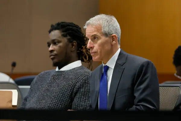 RapMais's tweet image. O que o advogado do Young Thug fez hoje entrou pra história!! 

O estado ofereceu um acordo de 45 anos de prisão, sendo 20 em liberdade condicional e ele rejeitou

Ele ofereceu 15 anos em liberdade condicional, convenceu a juíza e ela aceitou!