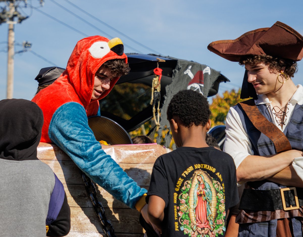 fairfieldprep's tweet image. Happy Halloween! Prep seniors hosted students from Hall Elementary School in Bridgeport for a memorable afternoon of autumn-themed fun, concluding with “Trunk or Treat” on the Prep campus.

#OurCommonHome #MenForOthers #BeIgnited #AMDG #JesuitSchools #PrepBrotherhood
