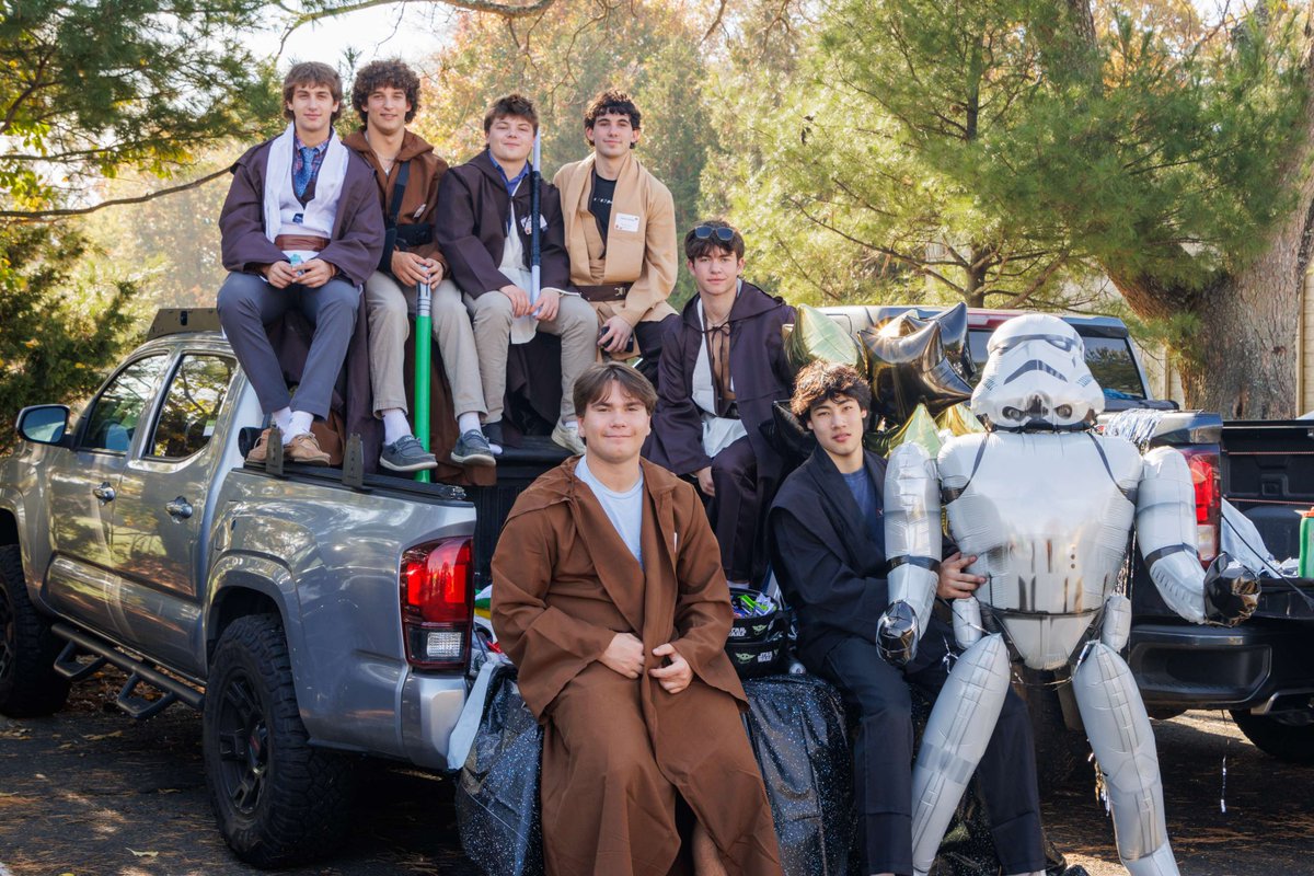 fairfieldprep's tweet image. Happy Halloween! Prep seniors hosted students from Hall Elementary School in Bridgeport for a memorable afternoon of autumn-themed fun, concluding with “Trunk or Treat” on the Prep campus.

#OurCommonHome #MenForOthers #BeIgnited #AMDG #JesuitSchools #PrepBrotherhood