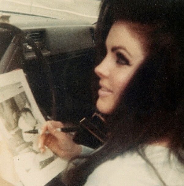 parton_aha's tweet photo. of course i like elvis presley… who doesn’t? https://t.co/YDTY6WELgS