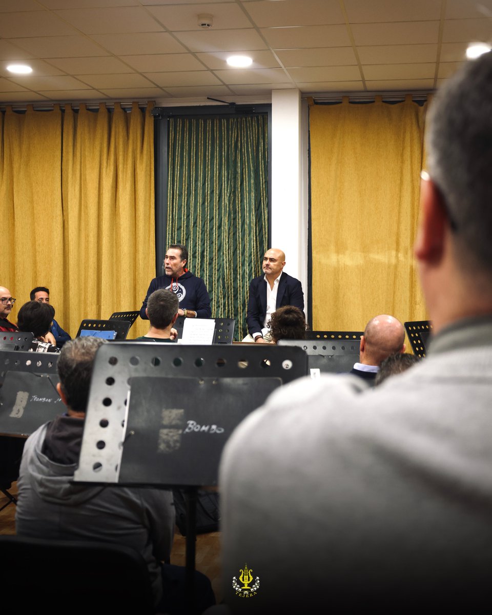 MaestroTejera's tweet photo. Hoy, 31 de octubre del 2024, quedará marcado en nuestra historia como el primer día que D. Sergio Jiménez Martín tomó oficialmente la batuta de nuestra banda.

Desde estas líneas le deseamos la mejor de las suertes en esta nueva etapa, ahora solo queda trabajar. 

#suenatejera https://t.co/ys83QYcGtH