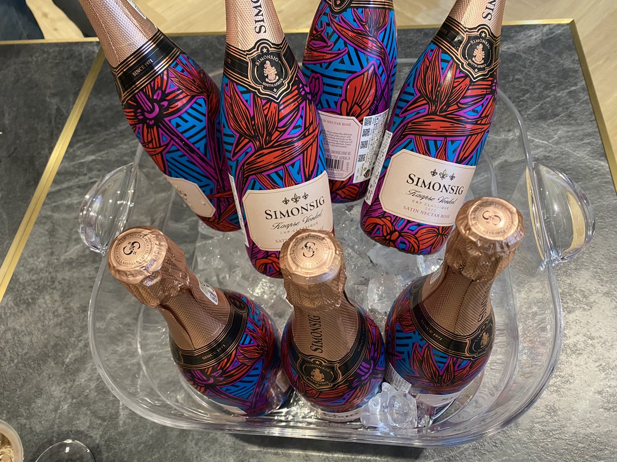 roadtoclimax's tweet photo. テーマは南アフリカワイン。
美味しいワイン飲み放題は最高!最初はシモンシッヒのスパークリングから。おつまみも非常に充実。広告企業あってのことでしょうが、これなら参加者は今後も増えそうです。いただいたクーポンで購入してみます。#ラグジュアリーカード #ソーシャルアワー #justco https://t.co/Vl916tRbB3