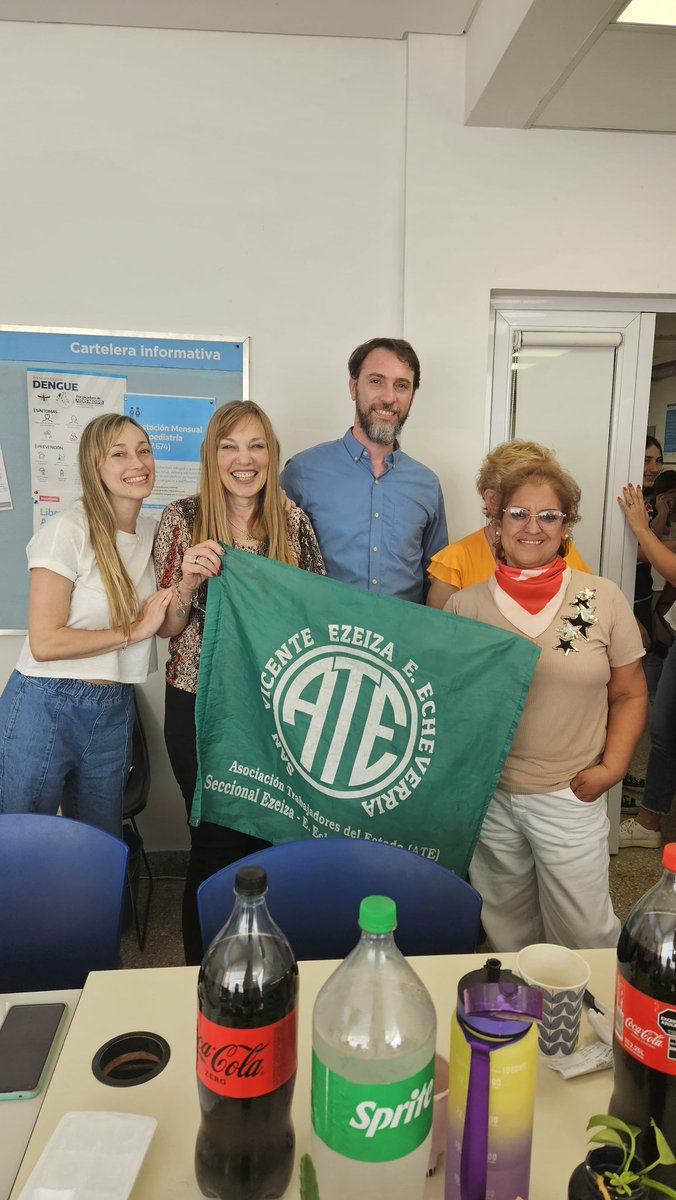FedericoThoman1's tweet photo. RECONOCIMIENTO A LA DELEGADA CATI GROSSO
#hoy desde @AteEzeizaee entregamos una placa en reconocimiento a la trayectoria como delegada de ATE ANSES a nuestra compañera jubilada Cati Grosso.
#EsconATE
#ATEsiempreestá https://t.co/cHhrm3QyW3