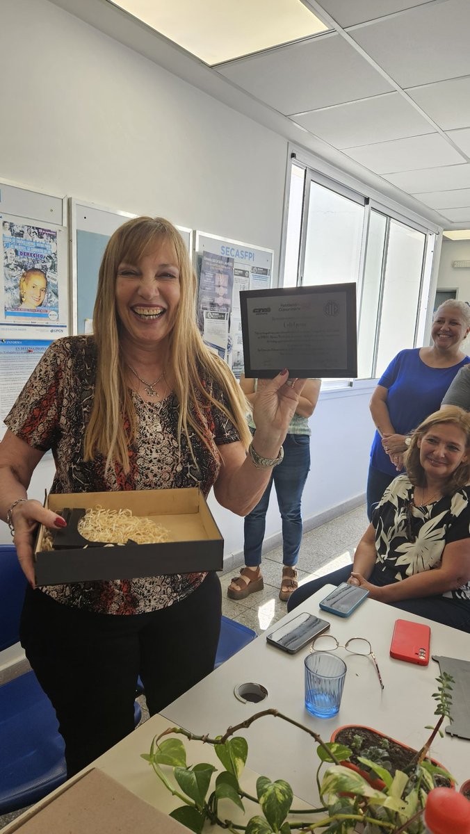 FedericoThoman1's tweet photo. RECONOCIMIENTO A LA DELEGADA CATI GROSSO
#hoy desde @AteEzeizaee entregamos una placa en reconocimiento a la trayectoria como delegada de ATE ANSES a nuestra compañera jubilada Cati Grosso.
#EsconATE
#ATEsiempreestá https://t.co/cHhrm3QyW3