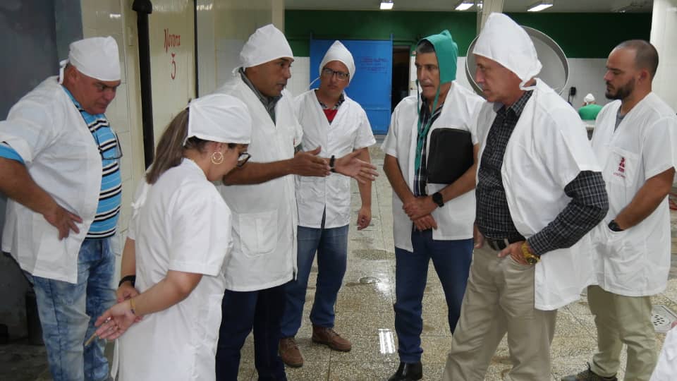 Realicé un recorrido por empresas villaclareños pertenecientes a <a href="/minalcuba/">Ministerio de la Industria Alimentaria de Cuba</a>.
Aprecié trabajo y deseos de hacer, hay que revolucionar el pensamiento, tomar las mejores experiencias y adaptarlas a cada territorio, motivar a los trabajadores para juntos construir el país q queremos