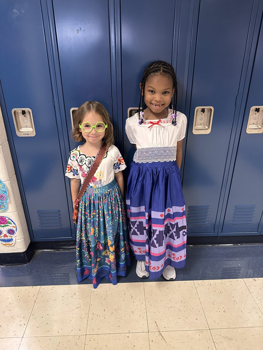 missmcgovernkdg's tweet photo. Happy Halloween from Rm 215! #beevergreen #d124 https://t.co/WIRots6Src