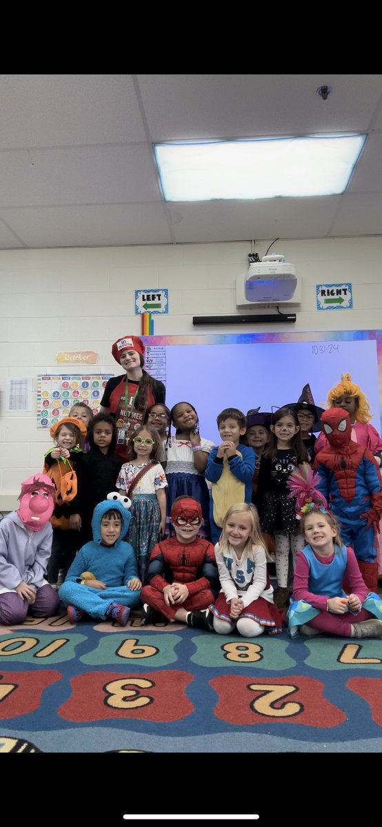 missmcgovernkdg's tweet photo. Happy Halloween from Rm 215! #beevergreen #d124 https://t.co/WIRots6Src