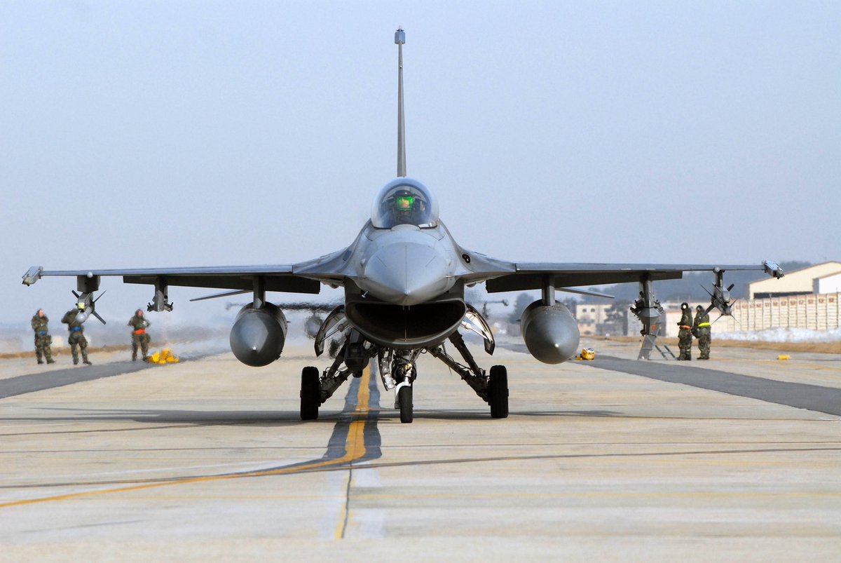 TreeFrogVibez's tweet photo. An F-16 was flying past a C-130 

F-16: look what I can do *does barrel roll*

C-130: look what I can do *flies straight for 5 min*

F-16: what was that?

C-130: I walked around, went to the bathroom, &amp; brewed a fresh pot of coffee

F-16                                  C-130 https://t.co/436NF1Ywf8