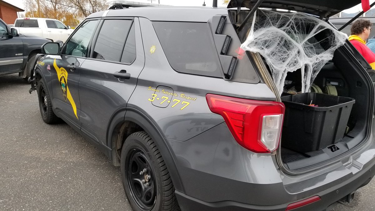 trooper_boots's tweet photo. First Responder Trunk or Treat at Fergus High School! 5pm to 7pm tonight!
#CentralMT
#HappyHalloween https://t.co/dkwhfAWtDm